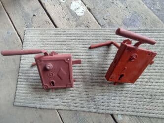 stare kasete: Dve stare brava za vrata, više kao etno za stara vrata,nezaključava — 6