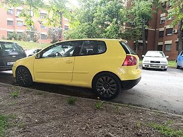 Volkswagen Golf 5, trovratni hatchback u žutoj boji. registrovan punu