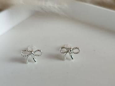 Minđuše mašnice - Dizajn: sitne mašnice sa upletenim/reljefnim