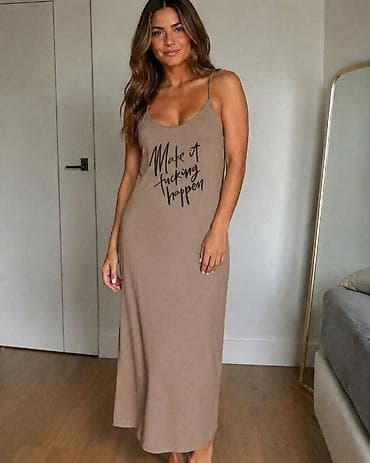 Dugačka ženska haljina na tanke bretele, sa motivacionim printom “Make na lalafo.rs Dugačka ženska haljina na tanke bretele, sa motivacionim printom “Make