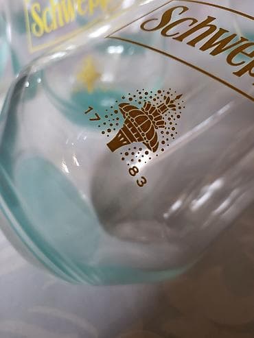 case za crveno vino: Case nove Schweppes. Nove case,sve na njima odsjaj 9d svetla. Komada — 10