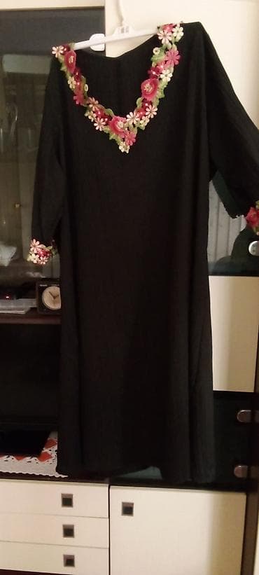 Crna haljina sa cvetnim vezom - Model: ravna, dugačka do ispod