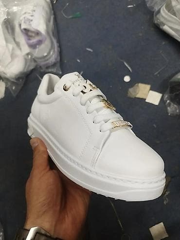 skecers patike: Beli kožni patike sa zlatnim detaljima i brendiranim elementima. Model — 3