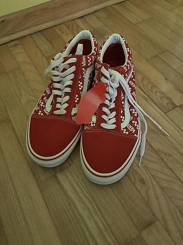 pantalone na crtu: Predstavljamo uniseks Vans Old Skool patike u crvenoj boji. Ove patike — 10