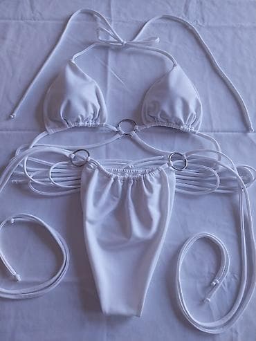 Beli dvodelni bikini sa metalnim prstenovima - Model: trokutasti