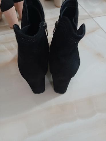 bata gležnjače: Crne ženske gležnjače sa niskom potpeticom. Model od mekane — 2