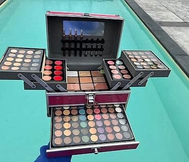 Šminka: 01. Kofer šminka 4899 din Kofer sminka sadrzi: *94 senki *12 — 2