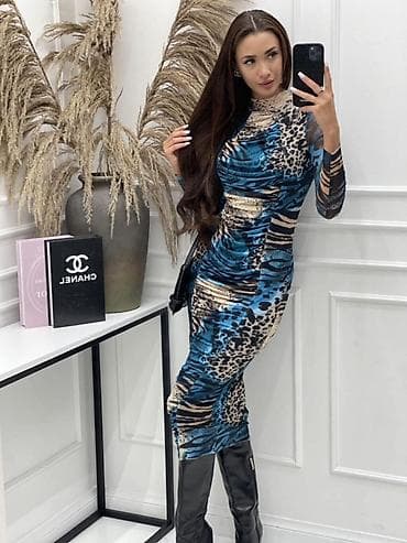 Midi haljina s dugim rukavima i visokim okovratnikom. Uska silueta