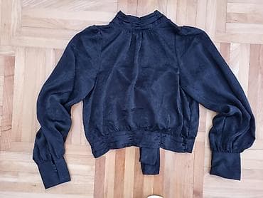 Crna elegantna bluza sa mašnom na leđima. - Model s visokim na lalafo.rs Crna elegantna bluza sa mašnom na leđima. - Model s visokim