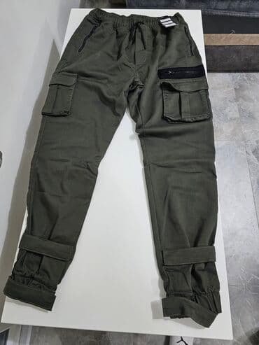 zara pantalone od eko koze: Muške cargo pantalone – tamno maslinasto zelene - Model: cargo/jogger — 1