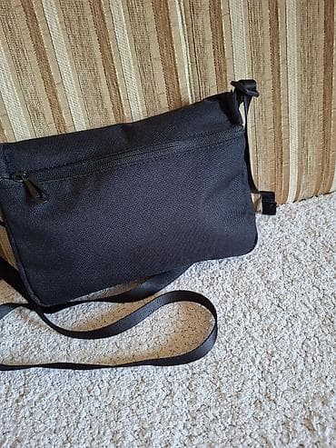 zenska torba guess: Nike unisex torbica preko ramena – crna - Kompaktna torbica sa — 2
