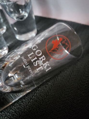 gorki list crvene case: Case nove za gorki list. Nove case,komada 6 u ceni. Visina. 14cm — 10