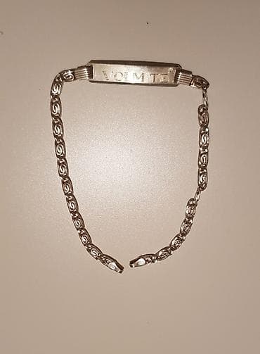 Srebrna identifikaciona narukvica od belog metala sa ukrasnim lancem