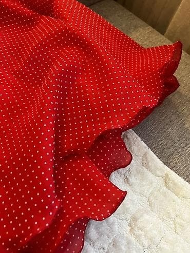 Haljine: Crvena haljina na tufnice - Model: midi dužina sa širokom, lepršavom — 7