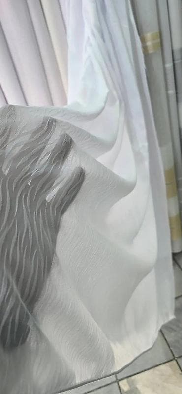 slike devojke sa ledja: Zavesa od laganog, prozračnog voala u beloj boji sa diskretnim — 1