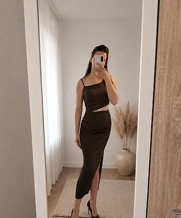 opposite kula: Elegantna midi haljina u maslinasto‑zelenoj boji. Asimetričan gornji — 2