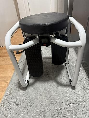 patike sa točkićima: Mini steper sa sedištem i LCD brojačem - Kompaktni kućni kardio — 2