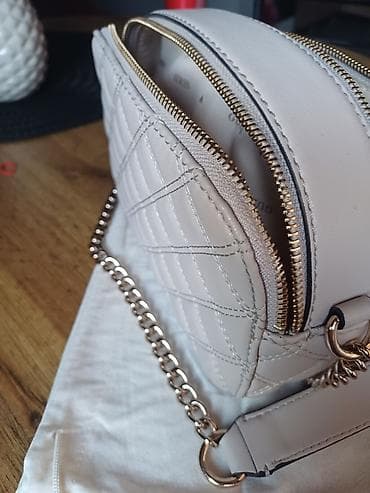 new yorker torba za plazu: GUESS crossbody torbica sa prošivenim dezenom - Materijal: veštačka — 4