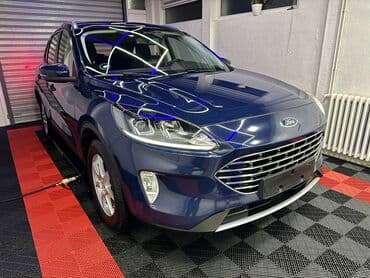 hecbek automobili: Plavi Ford Kuga, SUV model sa petoro vrata, opremljen je automatskim — 1