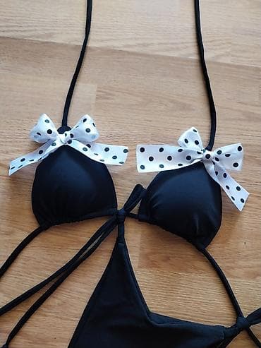 bikini: Crni dvodelni kupaći kostim – trouglasti bikini sa mašnama na tufne - — 5