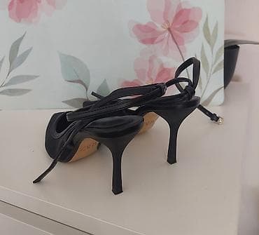 Ostala ženska obuća: Crne elegantne salonke sa tankom štiklom i kaišićima oko zgloba. - — 3