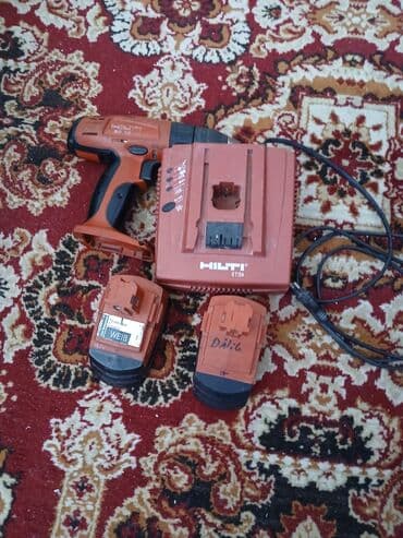 Cordless Power Tools: Hilti akumulatorska bušilica sa dve baterije i punjačem. Bušilica je — 4