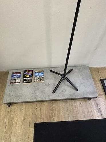 ceca stepic namestaj: Cena uključuje: -Pult, stolica za pult -3 slike -3 velika štendera — 8