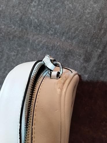 bata zenski novcanici: Calvin Klein Jeans ženska crossbody torbica sa malim oštecenjem ide — 8