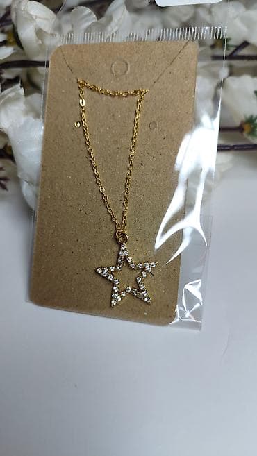 Zlatni lančić sa priveskom u obliku zvezde, posutim sitnim sjajnim