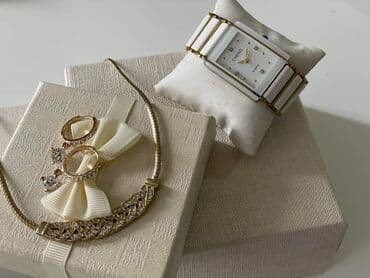 srebrni komplet nakita: Komplet nakita sa kutijom
Cena 2000din — 10