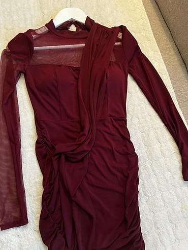 Haljine: Elegantna bordo haljina sa dugim rukavima i asimetričnim drapiranjem — 4