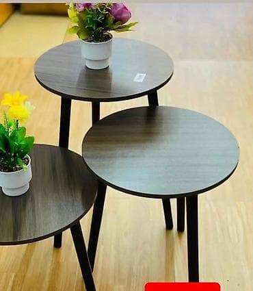 okrugli sto i stolice: Set od 3 okrugla pomoćna stola – minimalistički dizajn u tamnom drvetu — 1