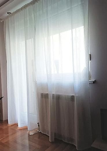 komode za hodnike: Dve bele zavese u kompletu dimenzija jedne - sirina1,5m, visina 2,6m — 2