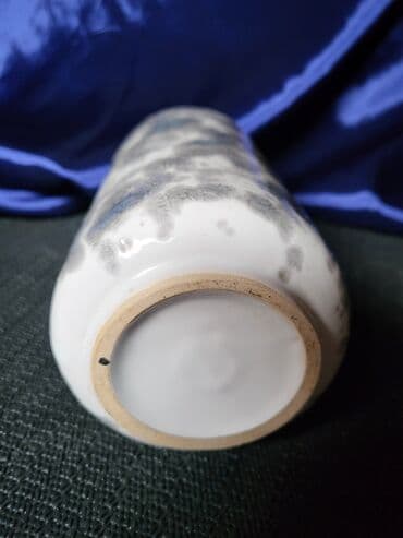 Donji delovi trenerke: Vaza nova rucno oslikana pa glazirana iz 80ih. Nova vaza,sve na vazi — 8