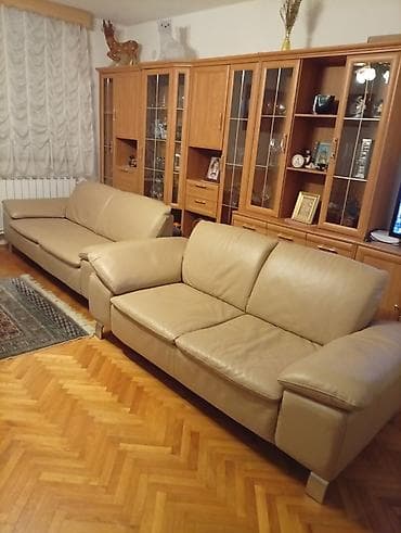 stolovi za kuhinju: Kožna dvosede/sofa – bež/peščana boja . DVA TROSEDA — 6