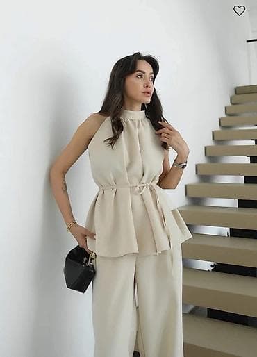 pink torbice: Damski komplet – bezrukavna bluza sa peplum krojem i široke pantalone — 6