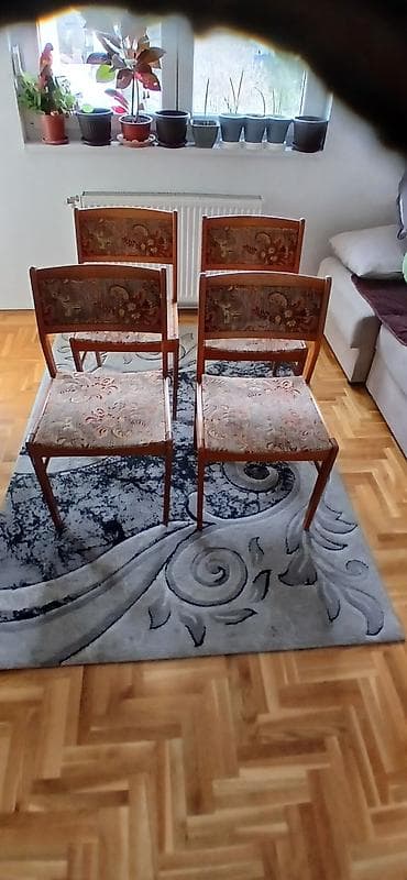 Matresses: Set od 4 drvene trpezarijske stolice sa tapaciranim sedištem i — 1