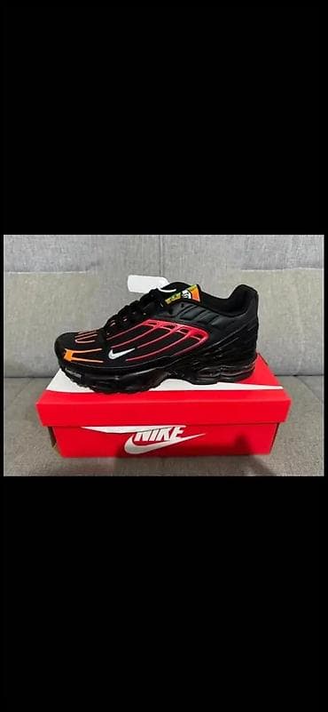 hogl obuca beograd: Patike Nike Air Max Plus III, dostupne u kombinacijama crno-bele — 2