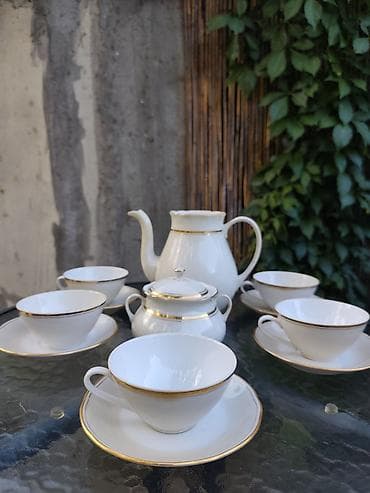 noz sa kremenom: Porcelanski set za čaj/kafu – klasičan beli servis sa zlatnim rubom — 1