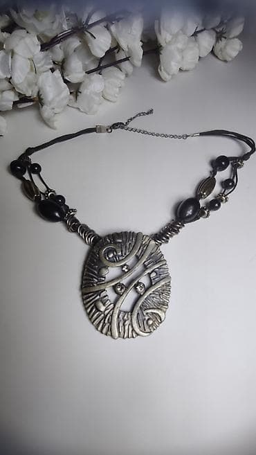 Unikatna statement ogrlica sa velikim centralnim privjeskom -