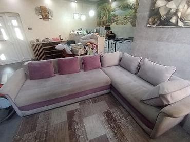 plasticne stolice sa alu nogama: Garnitura dimenzije 300x225. Trosed je duzine 180cm. Sa jastucima kao — 4