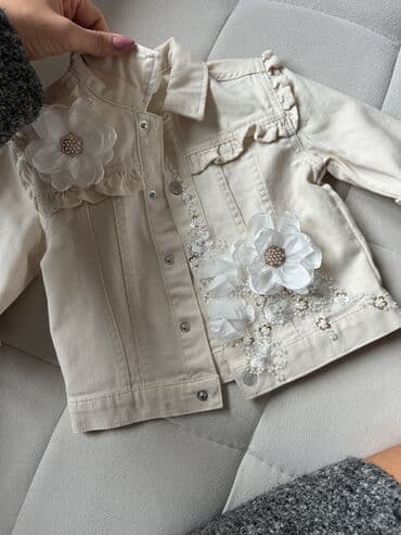 jaknice za devojčice: Dečja krem teksas jaknica sa ručno rađenim floralnim detaljima. - — 1