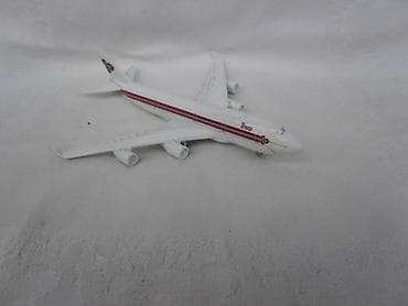 Avion H-T Boing 747 400, 16 cm, metalni, malo oštećeno .levo krilce