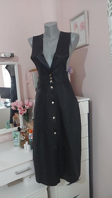 cipele i tasne: Crna midi haljina bez rukava od eko kože. Model sa dubokim V izrezom — 4