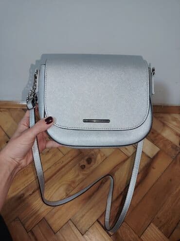 mali rancevi: Srebrna crossbody torbica - Elegantan polumesec dizajn sa preklopom - — 1