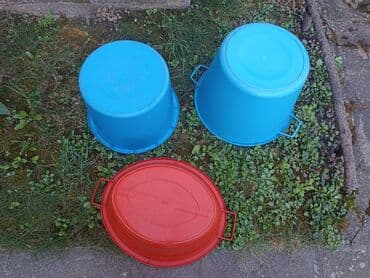 deciji set sto i stolica: Tri plastične posude sa slike cena 27 litaramanja plava 36 litara — 2