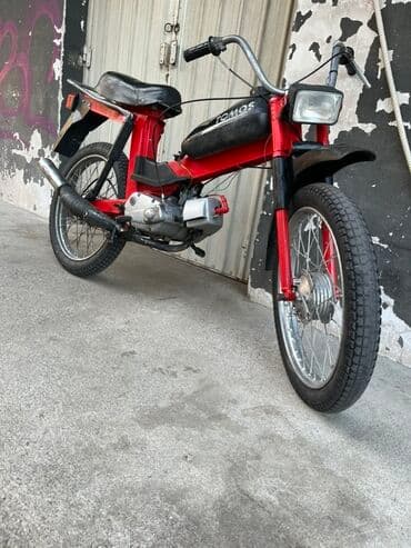 drzac za glavu za auto sediste: Tomos moped, crvene boje sa crnim blatobranima i sedištem. Opremljen — 4