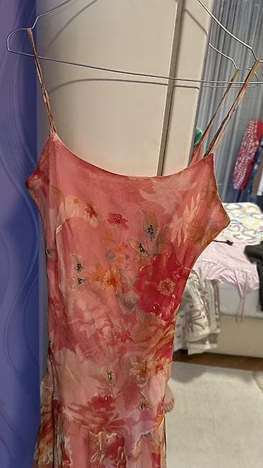 doca haljine: Haljina nežnog, ženstvenog dizajna sa cvetnim dezenom u nijansama roze — 1