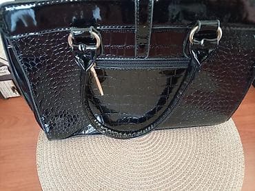 guess torbe crne: Elegantna ženska tašna – crni lak sa kroko teksturom - Materijal: lak — 2