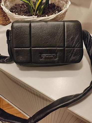 Muška odeća: Crna ženska torbica preko ramena, Desigual u odlicnom stanju - — 1